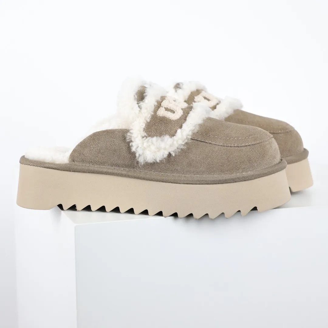 Pick up locally 💰580 Core recommended good price It is a very suitable choice for home furnishings. In the new year, uug launched a series of styles, which are partial to the preferences of young consumers and have also moved to the forefront of fashion trends. Shoe body material: water-repellent coated suede upper, 17 mm UGGPURE™ implantable wool insole, lightweight non-slip and comfortable rubber outsole, with brand LOGO and trademark, with full packaging Size: 35 36 37 38 39 40